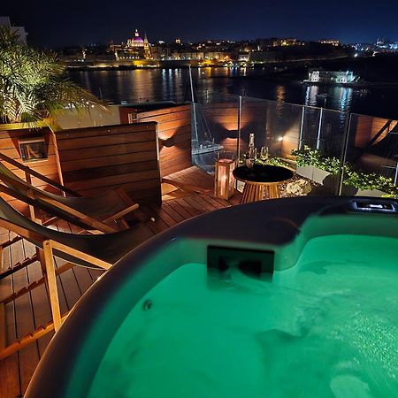 Unique Seafront Triplex Penthouse With Panoramic Bedroom & Rooftop Jacuzzi Overlooking Valletta Sliema Dış mekan fotoğraf