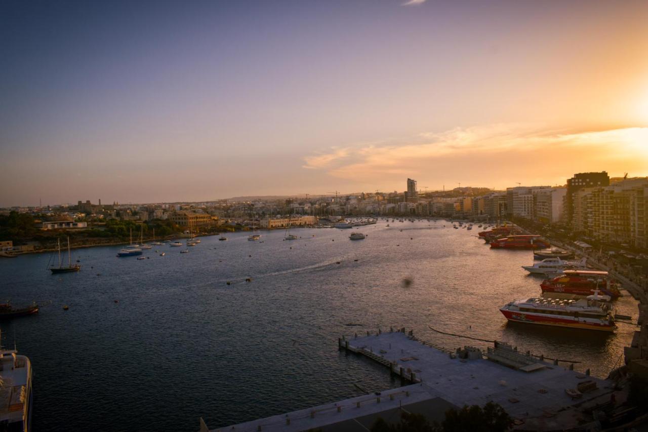 Unique Seafront Triplex Penthouse With Panoramic Bedroom & Rooftop Jacuzzi Overlooking Valletta Sliema Dış mekan fotoğraf