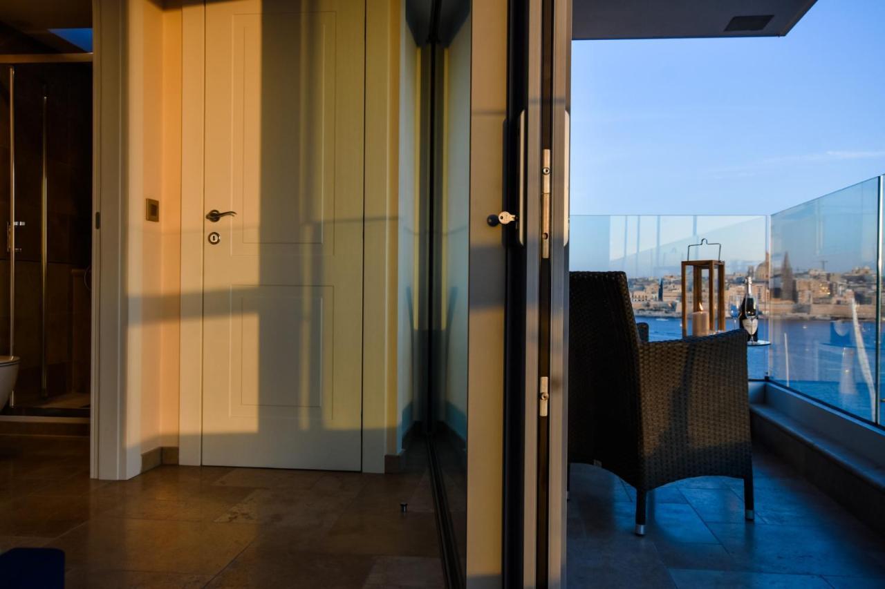 Unique Seafront Triplex Penthouse With Panoramic Bedroom & Rooftop Jacuzzi Overlooking Valletta Sliema Dış mekan fotoğraf