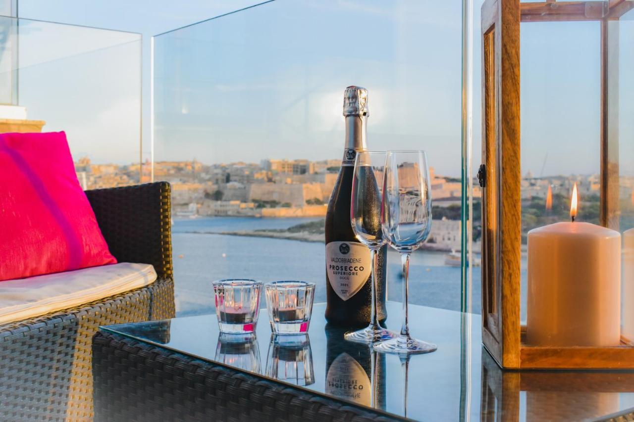 Unique Seafront Triplex Penthouse With Panoramic Bedroom & Rooftop Jacuzzi Overlooking Valletta Sliema Dış mekan fotoğraf