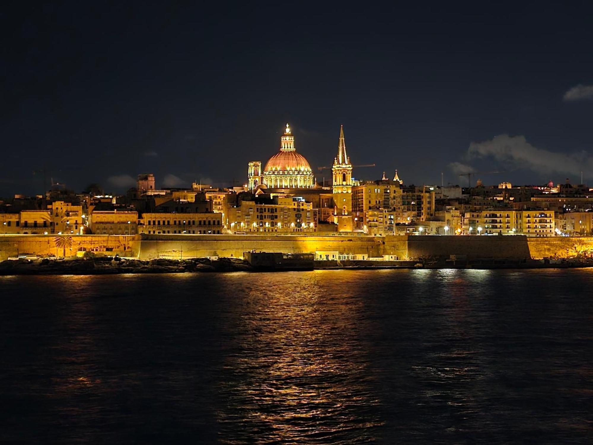Unique Seafront Triplex Penthouse With Panoramic Bedroom & Rooftop Jacuzzi Overlooking Valletta Sliema Dış mekan fotoğraf
