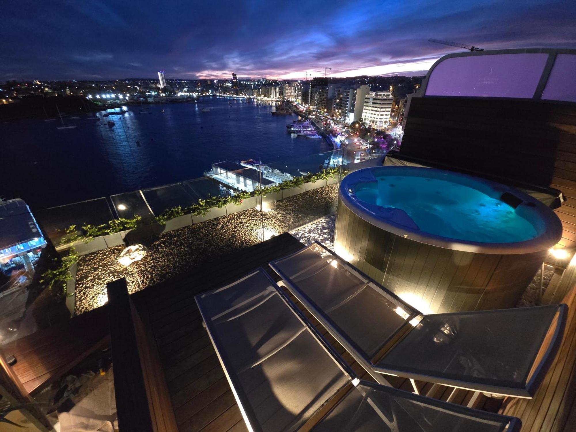 Unique Seafront Triplex Penthouse With Panoramic Bedroom & Rooftop Jacuzzi Overlooking Valletta Sliema Dış mekan fotoğraf
