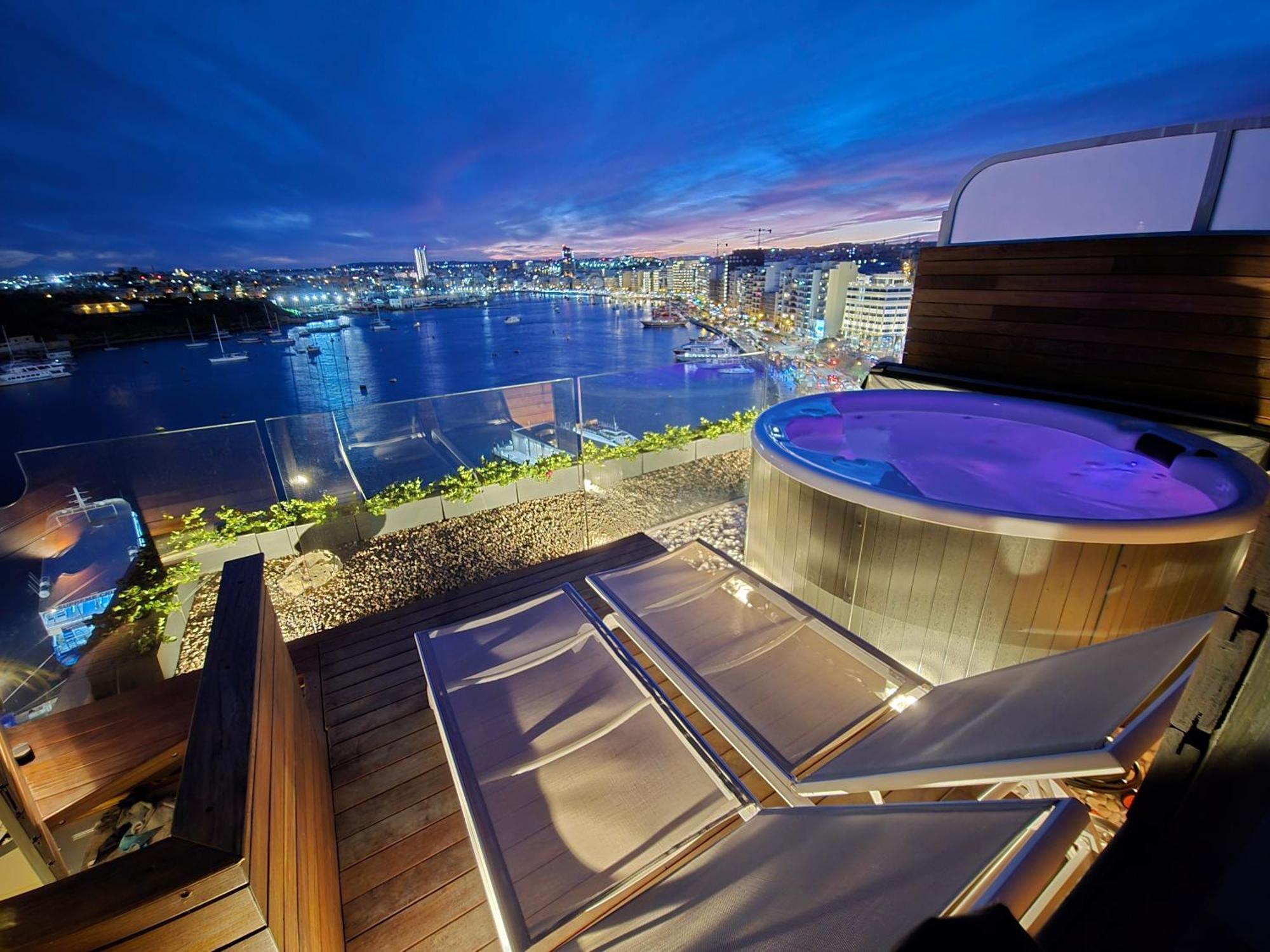 Unique Seafront Triplex Penthouse With Panoramic Bedroom & Rooftop Jacuzzi Overlooking Valletta Sliema Dış mekan fotoğraf