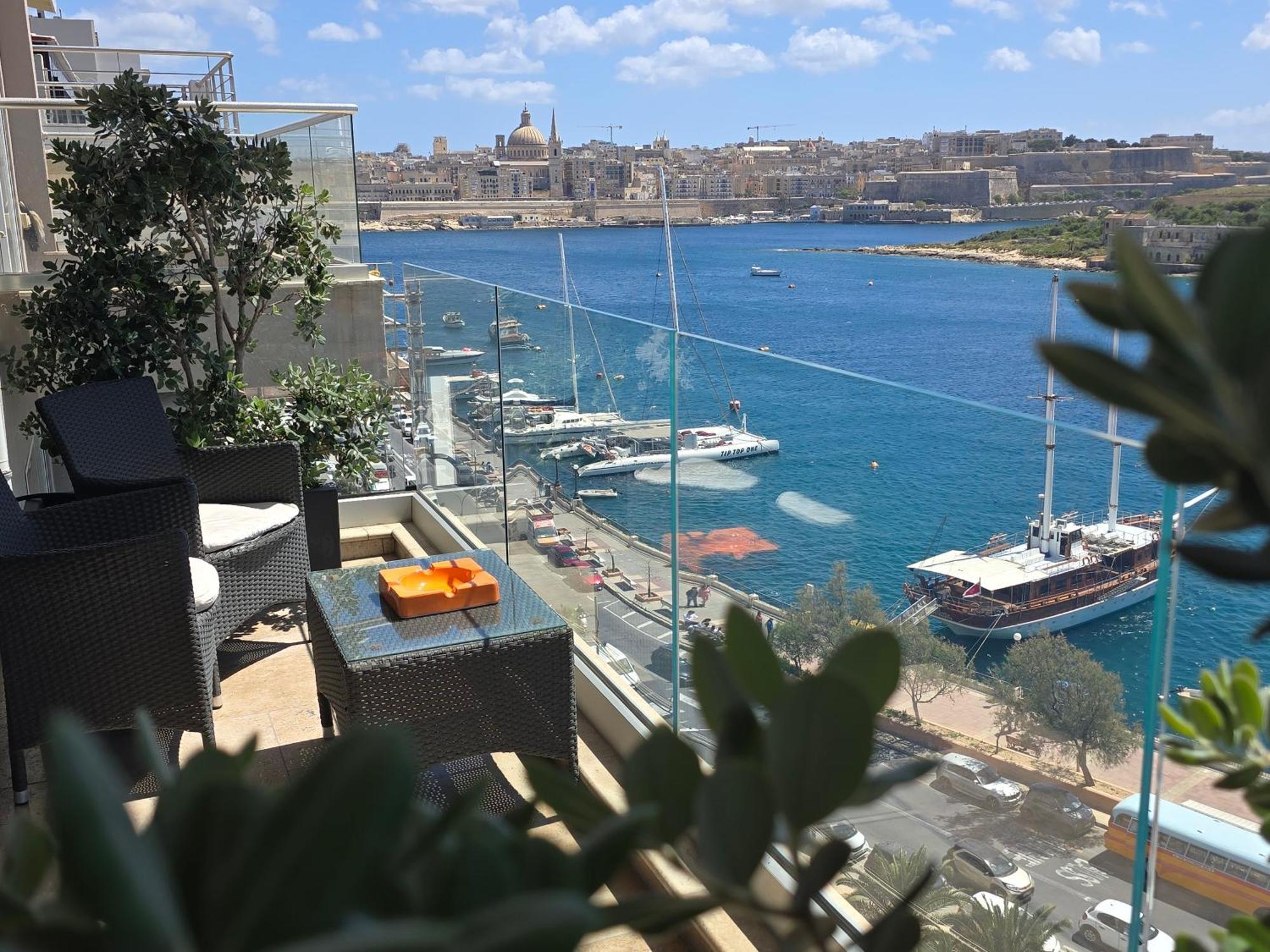 Unique Seafront Triplex Penthouse With Panoramic Bedroom & Rooftop Jacuzzi Overlooking Valletta Sliema Dış mekan fotoğraf