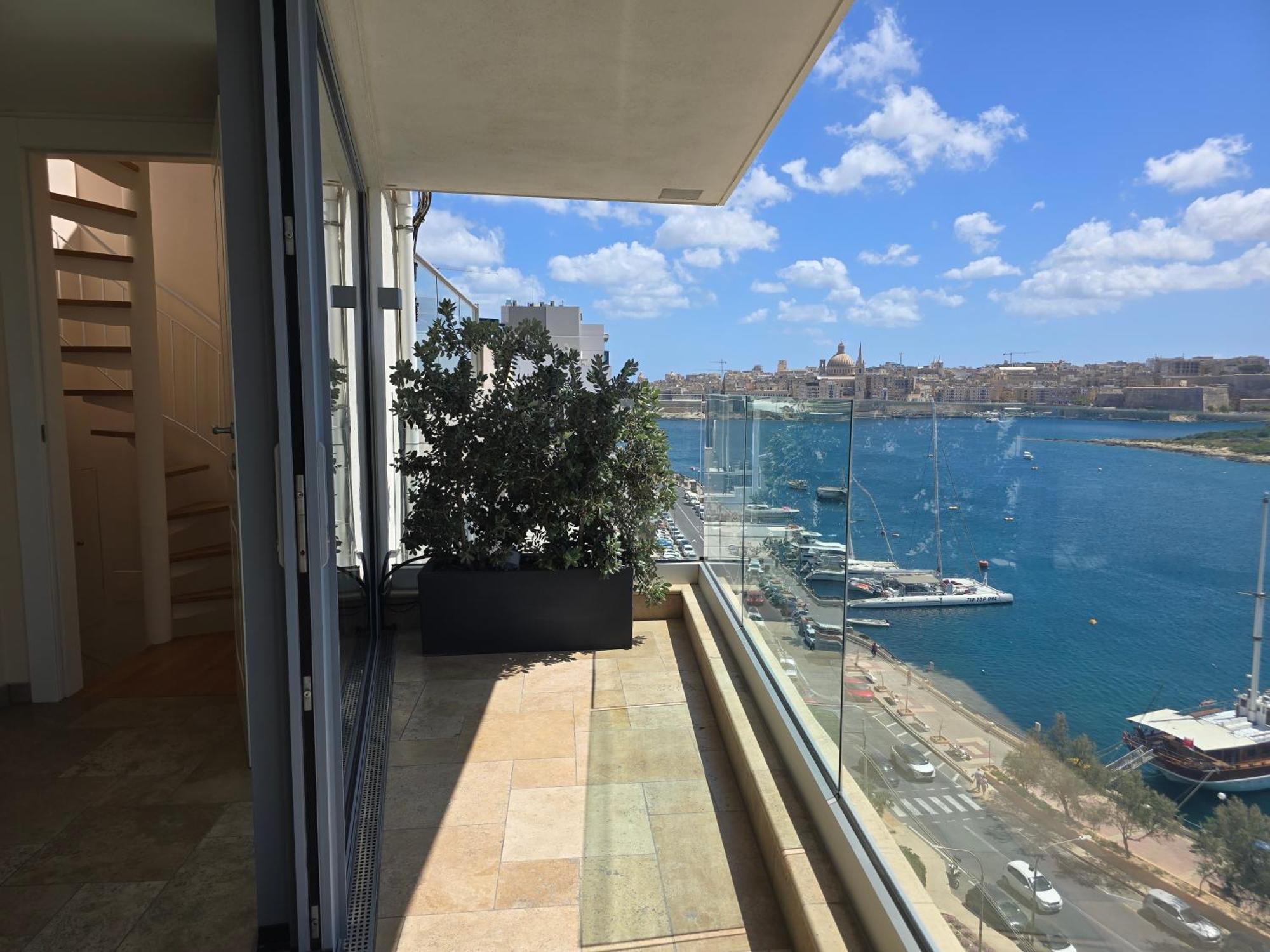 Unique Seafront Triplex Penthouse With Panoramic Bedroom & Rooftop Jacuzzi Overlooking Valletta Sliema Dış mekan fotoğraf
