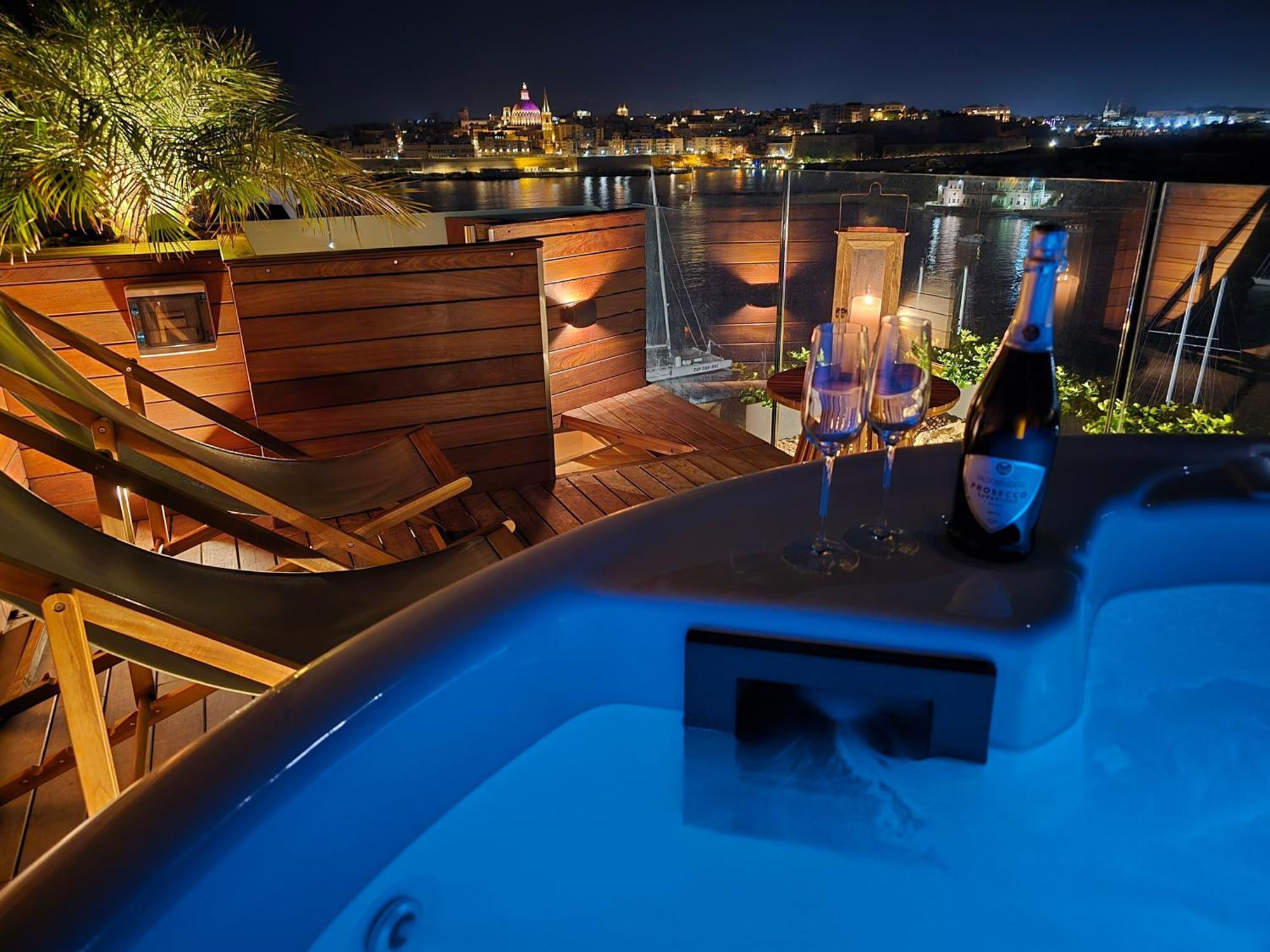 Unique Seafront Triplex Penthouse With Panoramic Bedroom & Rooftop Jacuzzi Overlooking Valletta Sliema Dış mekan fotoğraf