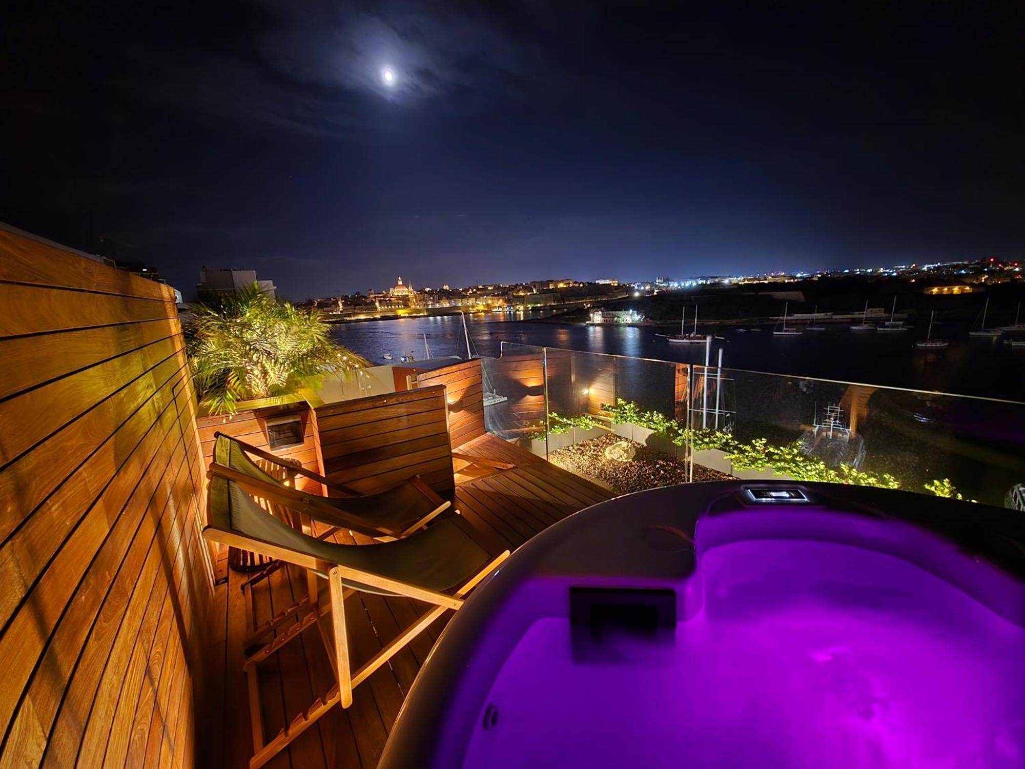 Unique Seafront Triplex Penthouse With Panoramic Bedroom & Rooftop Jacuzzi Overlooking Valletta Sliema Dış mekan fotoğraf